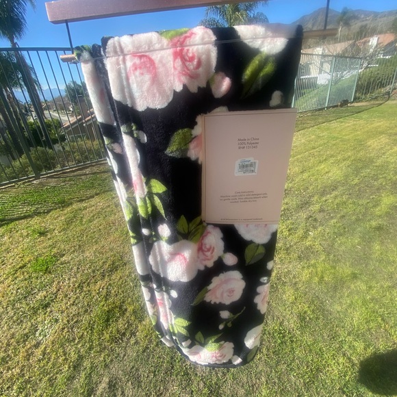 BCBG flower throw , NWT - Picture 6 of 11